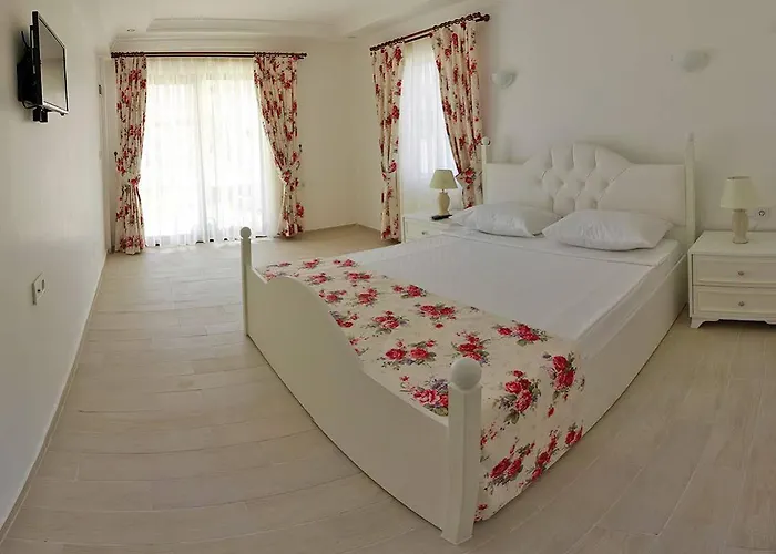 Отель Yarimada Tatil Evi 3*